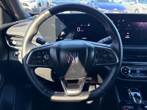 Used 2025 Buick Envista Sport Touring image 25