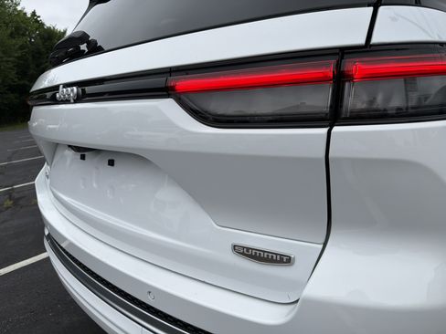 Certified 2025 Jeep Grand Cherokee Summit w/ Adv Protech Group IV AWD/4WD image 8