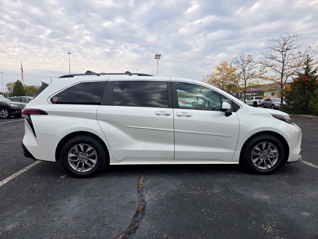 Used 2022 Toyota Sienna XLE w/ XLE Plus Package FWD image 9