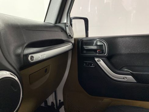 Used 2015 Jeep Wrangler Unlimited Sahara w/ Connectivity Group image 22