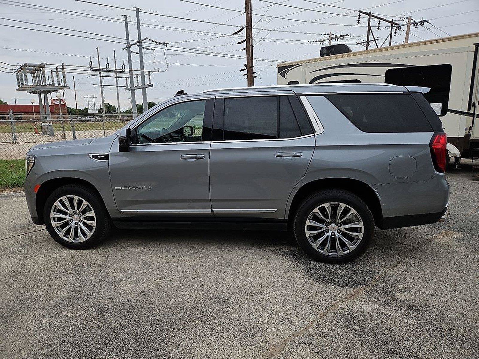 Used 2023 GMC Yukon Denali AWD/4WD image 3