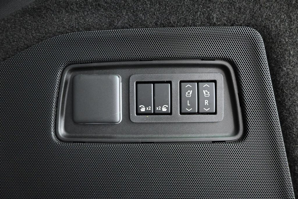 Used 2026 Cadillac Escalade Platinum Sport w/ LPO, ONYX Package AWD/4WD image 39