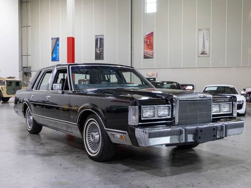 Used 1988 Lincoln Town Car Signature RWD image 8