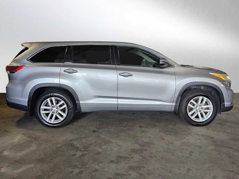 Used 2015 Toyota Highlander LE image 2
