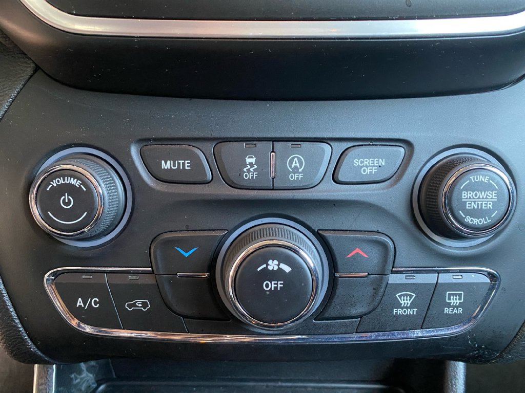 Used 2019 Jeep Cherokee Latitude Plus FWD image 16