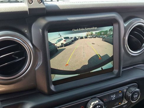 Used 2023 Jeep Wrangler Unlimited Sahara AWD/4WD image 17