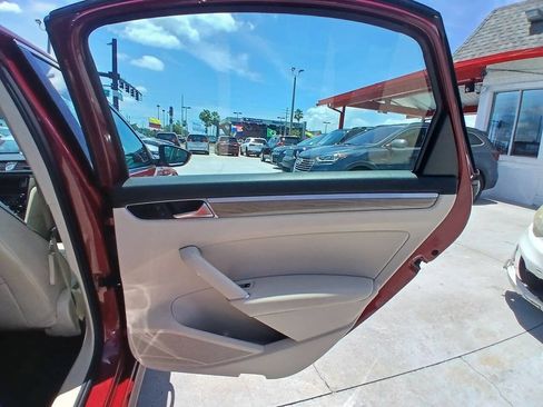 Used 2017 Volkswagen Passat 1.8T SE FWD image 12