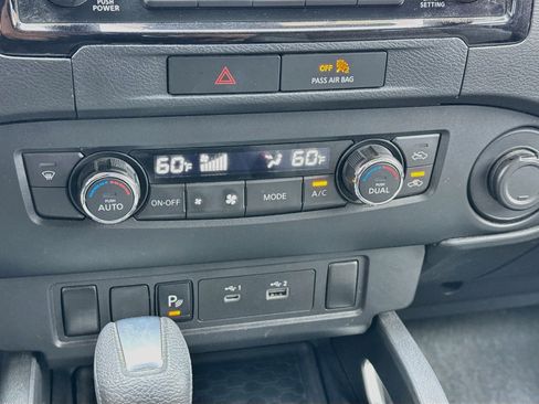 Used 2022 Nissan Frontier SV w/ Technology Package RWD image 12