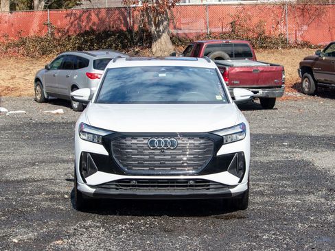 Used 2024 Audi Q4 e-tron Premium image 2