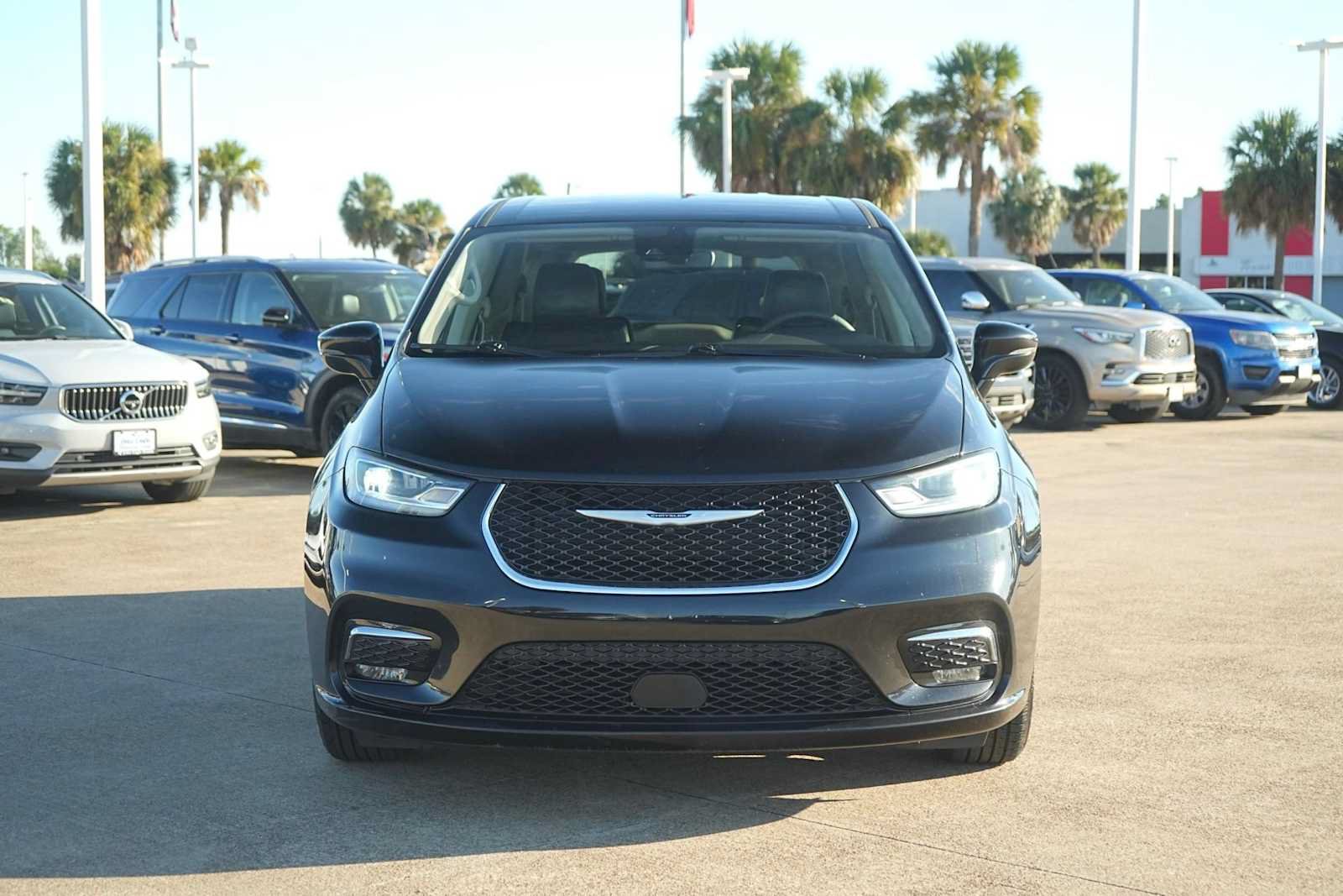 Used 2024 Chrysler Pacifica Touring-L FWD image 6