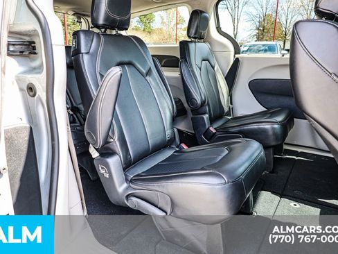 Used 2024 Chrysler Pacifica Touring-L image 23