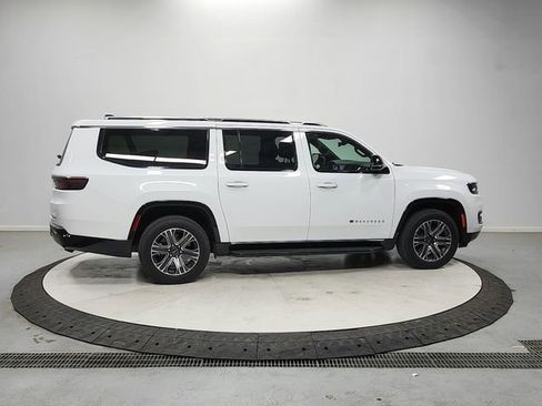 Used 2025 Jeep Wagoneer L Series II AWD/4WD image 8