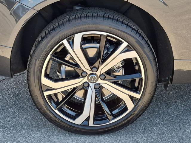 Certified 2024 Volvo XC60 B5 Ultimate w/ Protection Package Premier AWD/4WD image 9