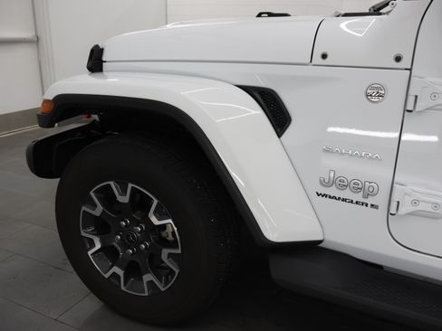 Used 2024 Jeep Wrangler Unlimited Sahara w/ Technology Group AWD/4WD image 32