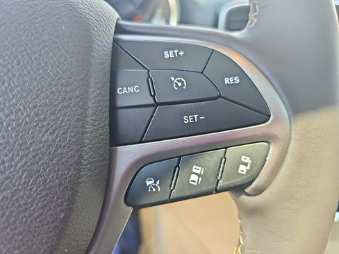 Used 2020 Jeep Grand Cherokee Overland AWD/4WD image 17