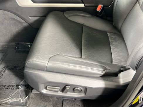 Used 2025 Toyota Tundra Limited AWD/4WD image 19