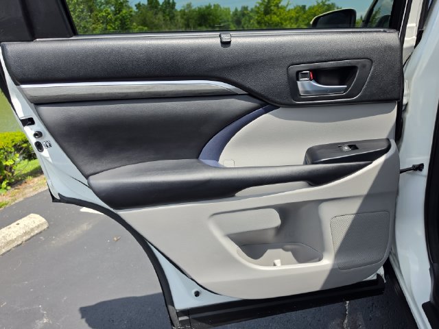 Used 2018 Toyota Highlander Limited AWD/4WD image 25