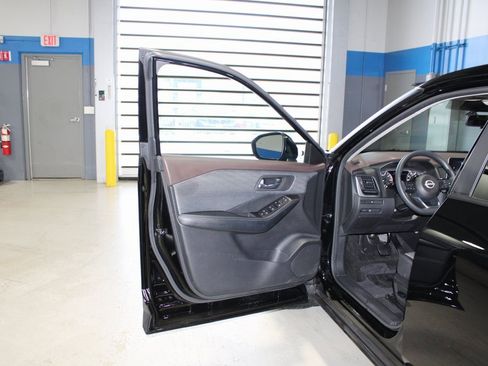 Used 2023 Nissan Rogue SV image 7