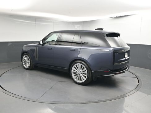 Used 2025 Land Rover Range Rover SE image 3