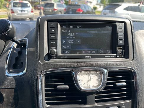 Used 2015 Chrysler Town & Country Touring FWD image 21