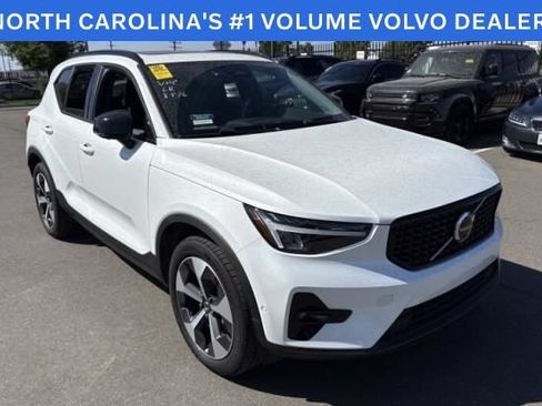Used 2025 Volvo XC40 B5 Plus AWD/4WD image 1
