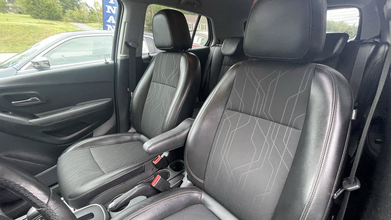 Used 2019 Chevrolet Trax LT w/ LT Convenience Package AWD/4WD image 16