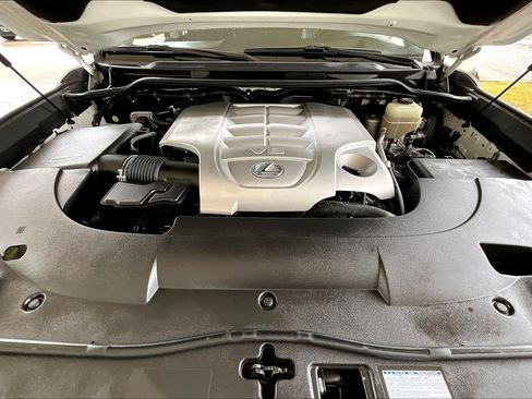 Used 2020 Lexus LX 570 4WD w/ Luxury Package image 32