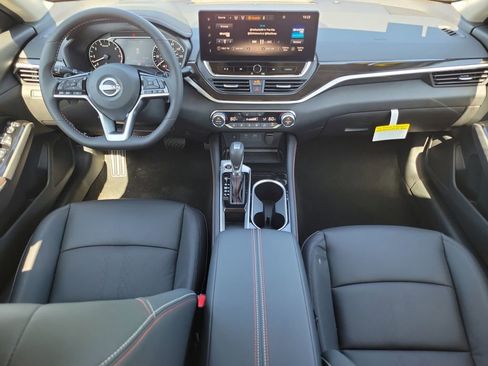 Used 2025 Nissan Altima 2.5 SR w/ SR Premium Package FWD image 11