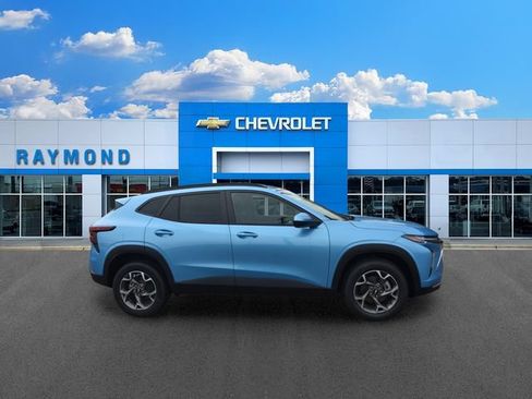 New 2026 Chevrolet Trax LT w/ LT Convenience Package FWD image 2