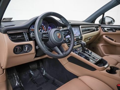 Certified 2025 Porsche Macan Turbo image 4