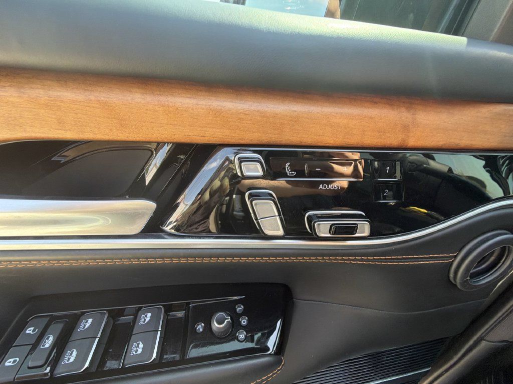 Used 2024 Jeep Grand Wagoneer L Series III AWD/4WD image 9
