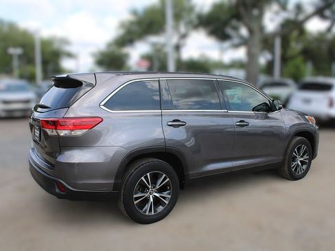 Used 2019 Toyota Highlander LE FWD image 6