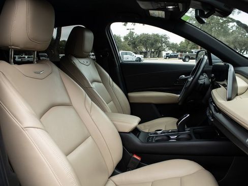 Used 2025 Cadillac XT4 Premium Luxury image 16