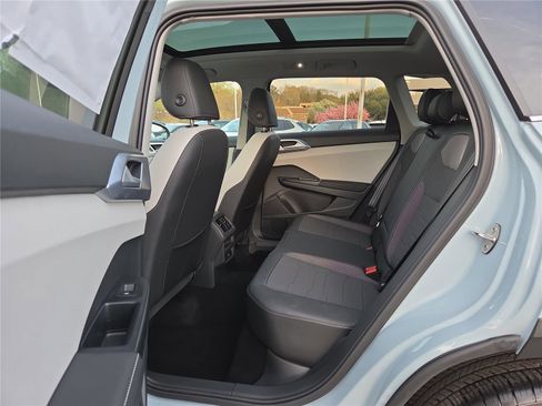 Used 2025 Volkswagen Taos SE w/ Panoramic Sunroof Package image 23