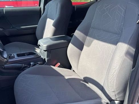 Used 2018 Toyota Tacoma TRD Off-Road AWD/4WD image 13