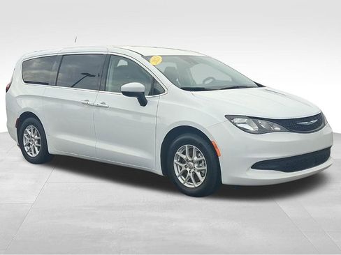 Used 2023 Chrysler Voyager LX image 3