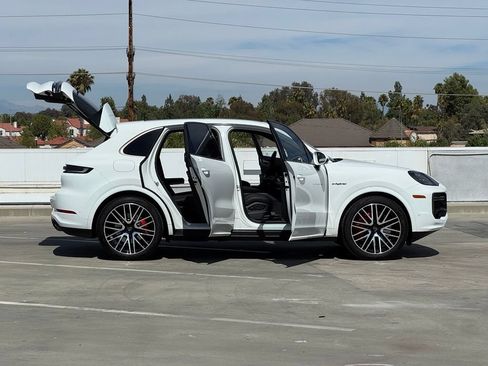 Used 2025 Porsche Cayenne Turbo w/ Premium Package Plus AWD/4WD image 28