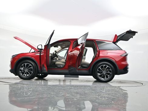 Used 2025 Lincoln Nautilus Premier image 58