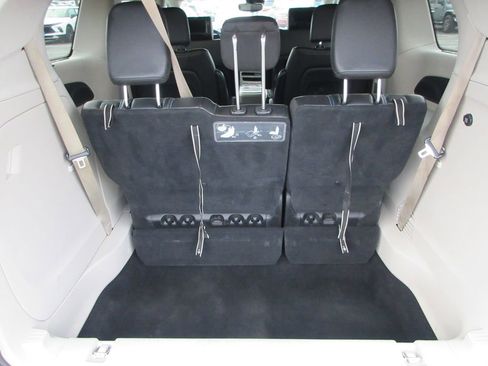 Used 2021 Chrysler Pacifica Touring-L image 10