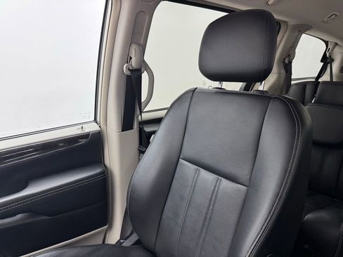 Used 2014 Chrysler Town & Country Touring image 40