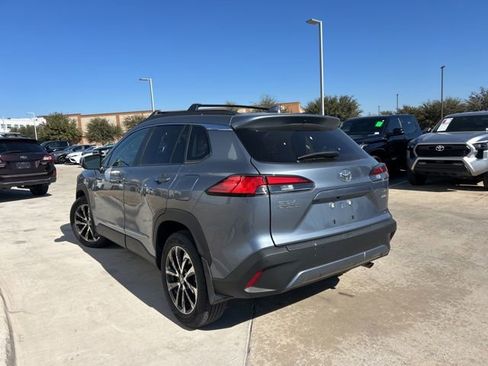 Used 2022 Toyota Corolla Cross XLE w/ Convenience Package image 5