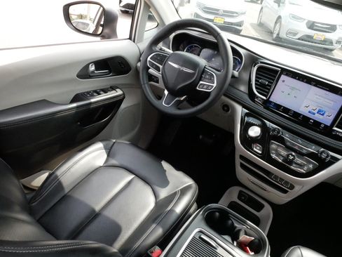 Used 2023 Chrysler Pacifica Touring-L FWD image 9
