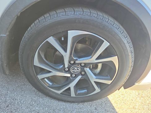 Used 2018 Toyota C-HR XLE image 2