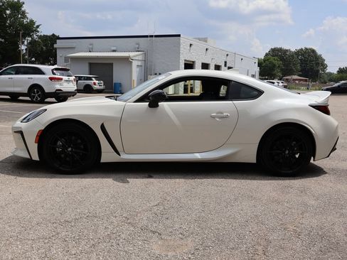 Used 2025 Toyota GR86 Premium w/ ALL Weather Mat Package (TMS) RWD image 4