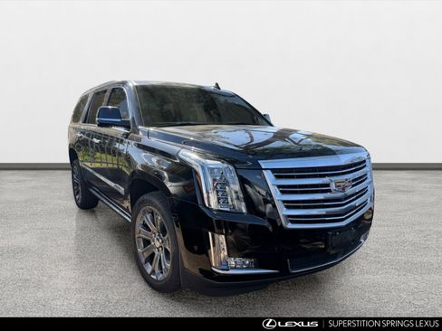 Used 2018 Cadillac Escalade Platinum AWD/4WD image 2
