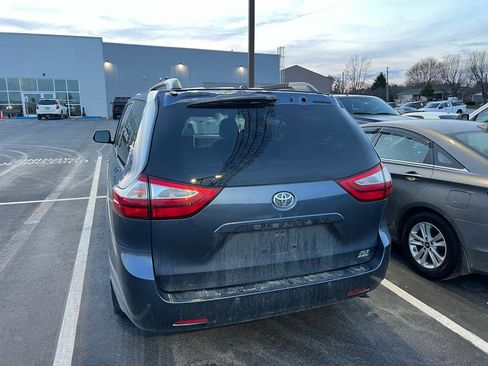 Used 2017 Toyota Sienna XLE Premium image 4