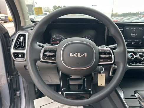 Used 2023 Kia Sorento LX image 10