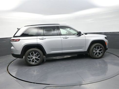 New 2025 Jeep Grand Cherokee Limited image 8