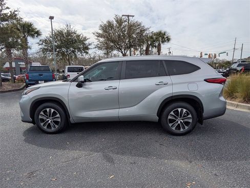 Certified 2023 Toyota Highlander XLE image 8