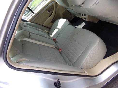 Used 2016 Ford Taurus SE image 19